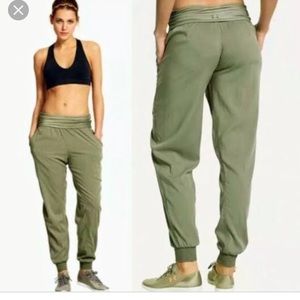 Under Armour sleek harem trousers M